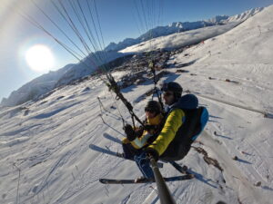 parapente-skis-akene-fly-alpe-d-huez